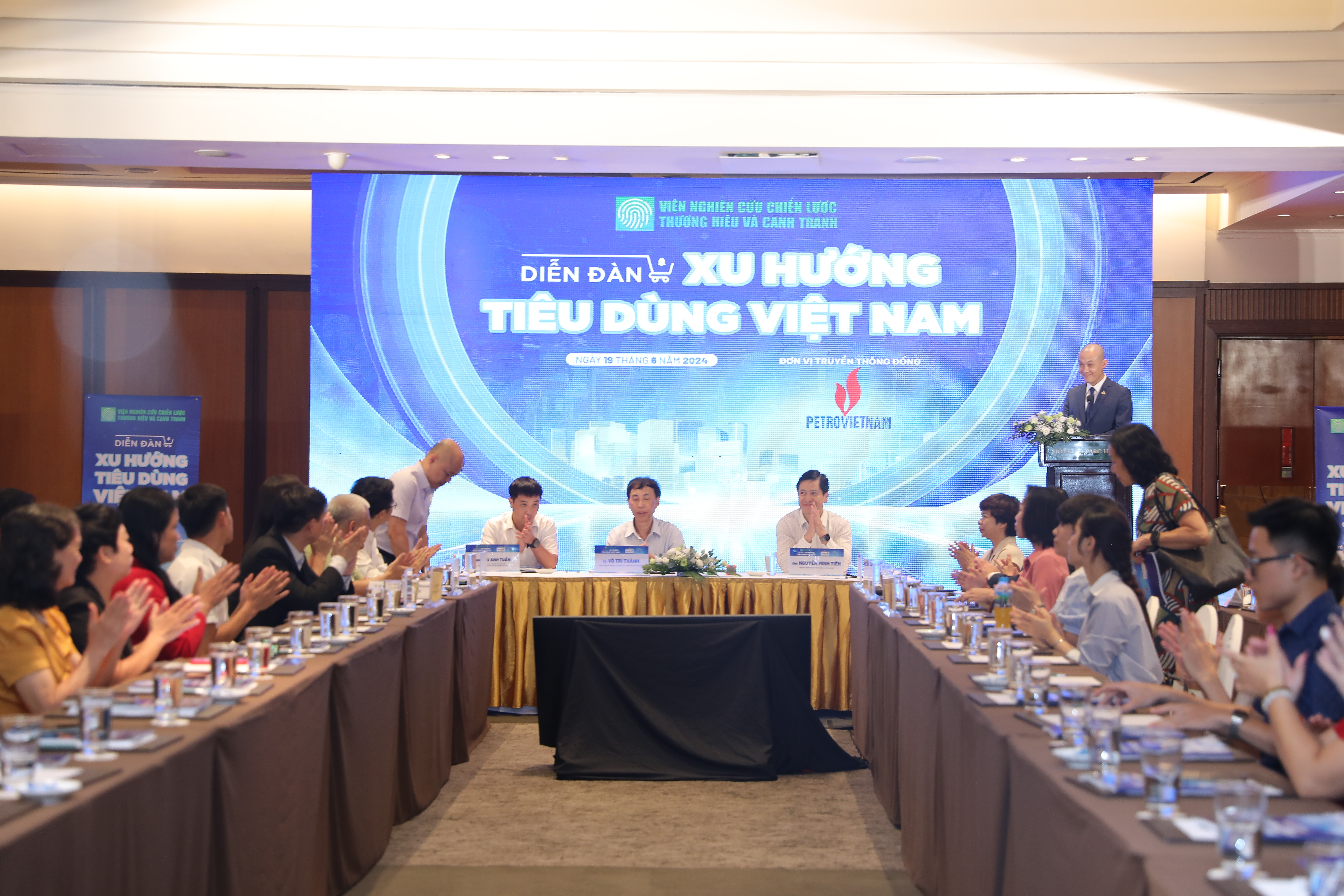 Chương trình "Diễn đàn Xu hướng tiêu dùng Việt Nam"